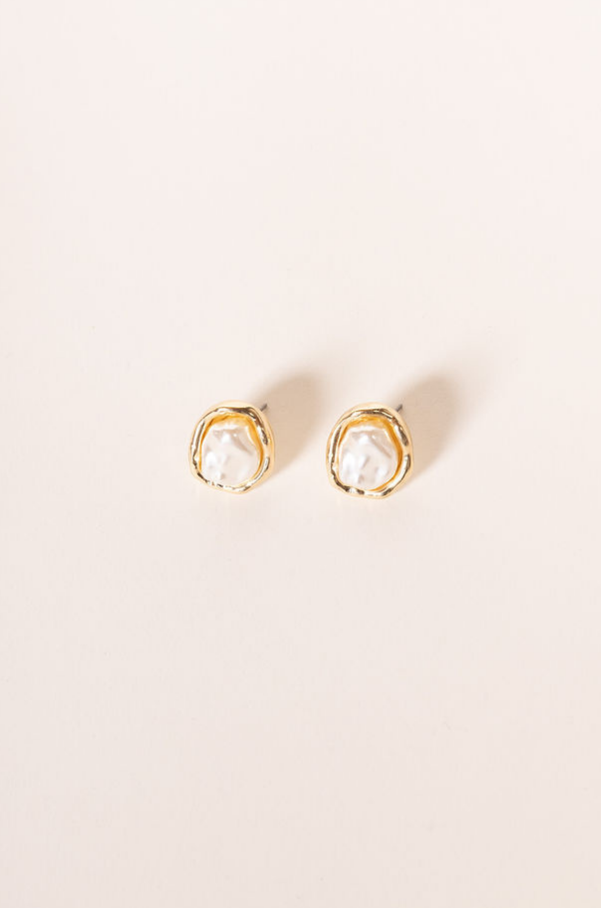 organic pearl with Gold trim earring 