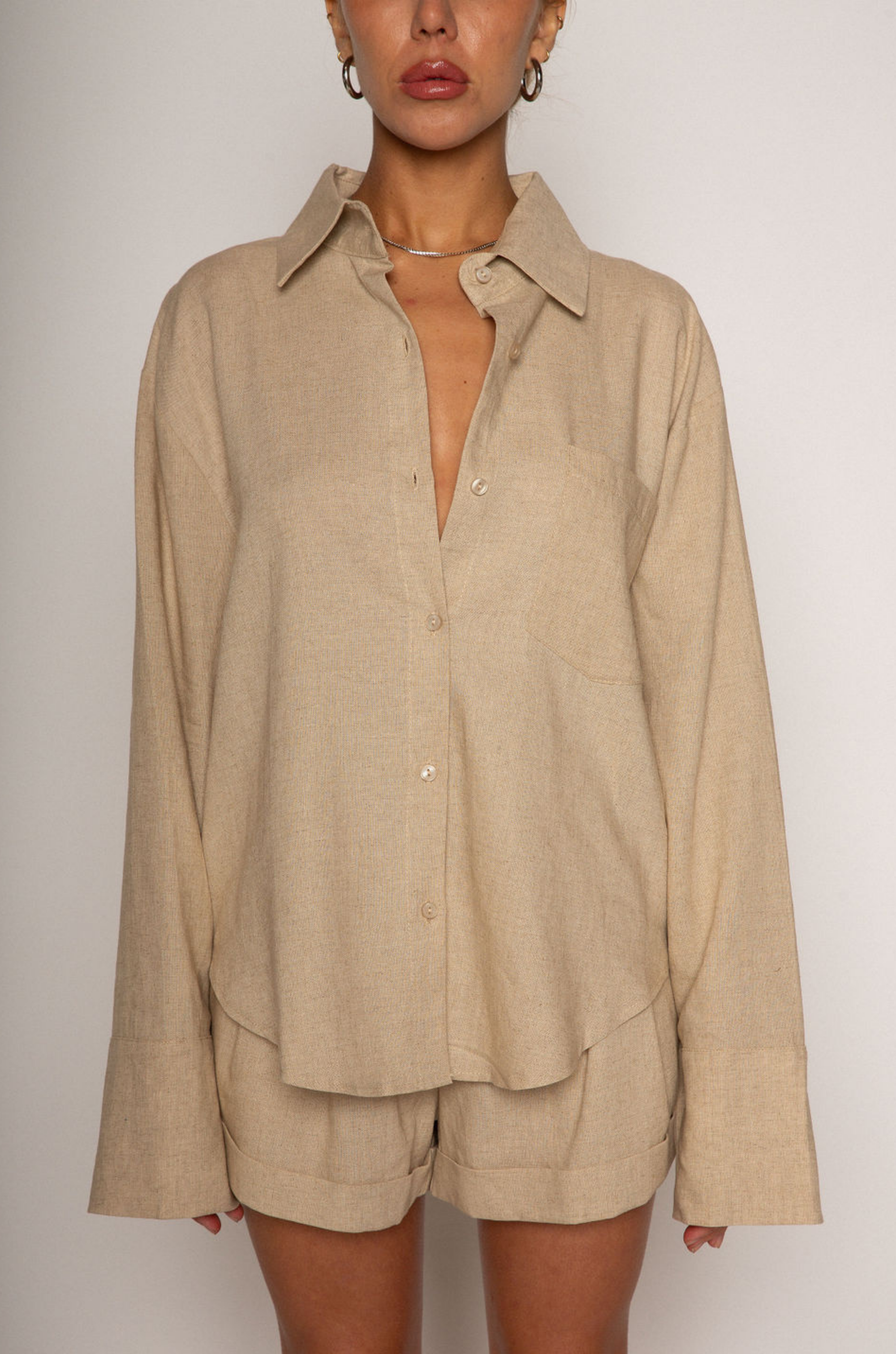 Tan Linen woven long sleeve collared top
Button down closure
Front pocket
Button closure on sleeves
Unlined
Resort lounge wear