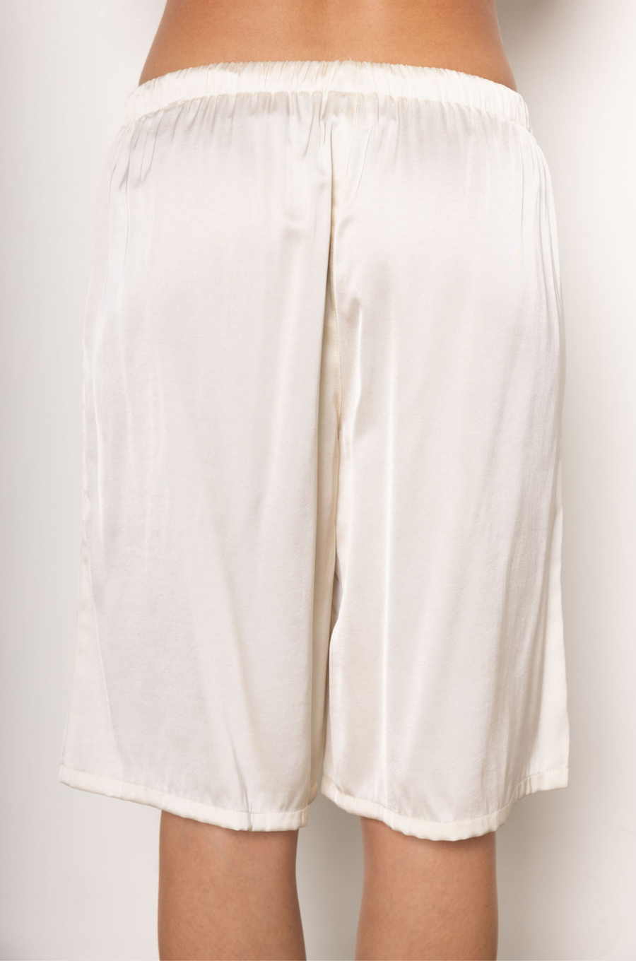 Satin longline shorts/jorts
Adjustable drawstring
Elastic waistband
Side pockets
Unlined
cream ivory satin long line shorts
cream ivory satin jorts