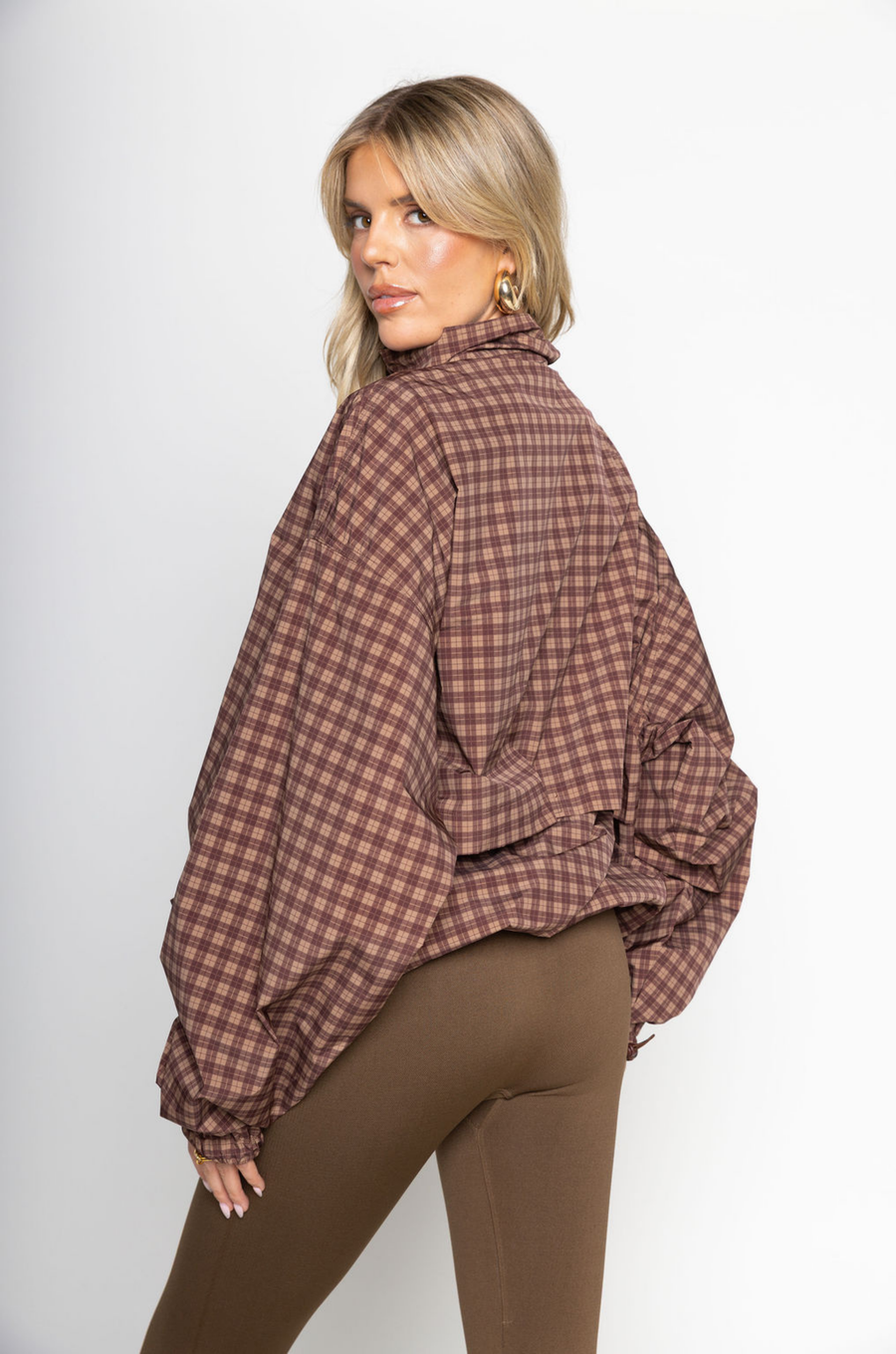 brown Gingham printed windbreaker jacket
Front zipper closure
Adjustable cinch-able hem and arm hem
Side pockets
Partial inner mesh lining
fall windbreaker
cute windbreaker
fall workout outfit