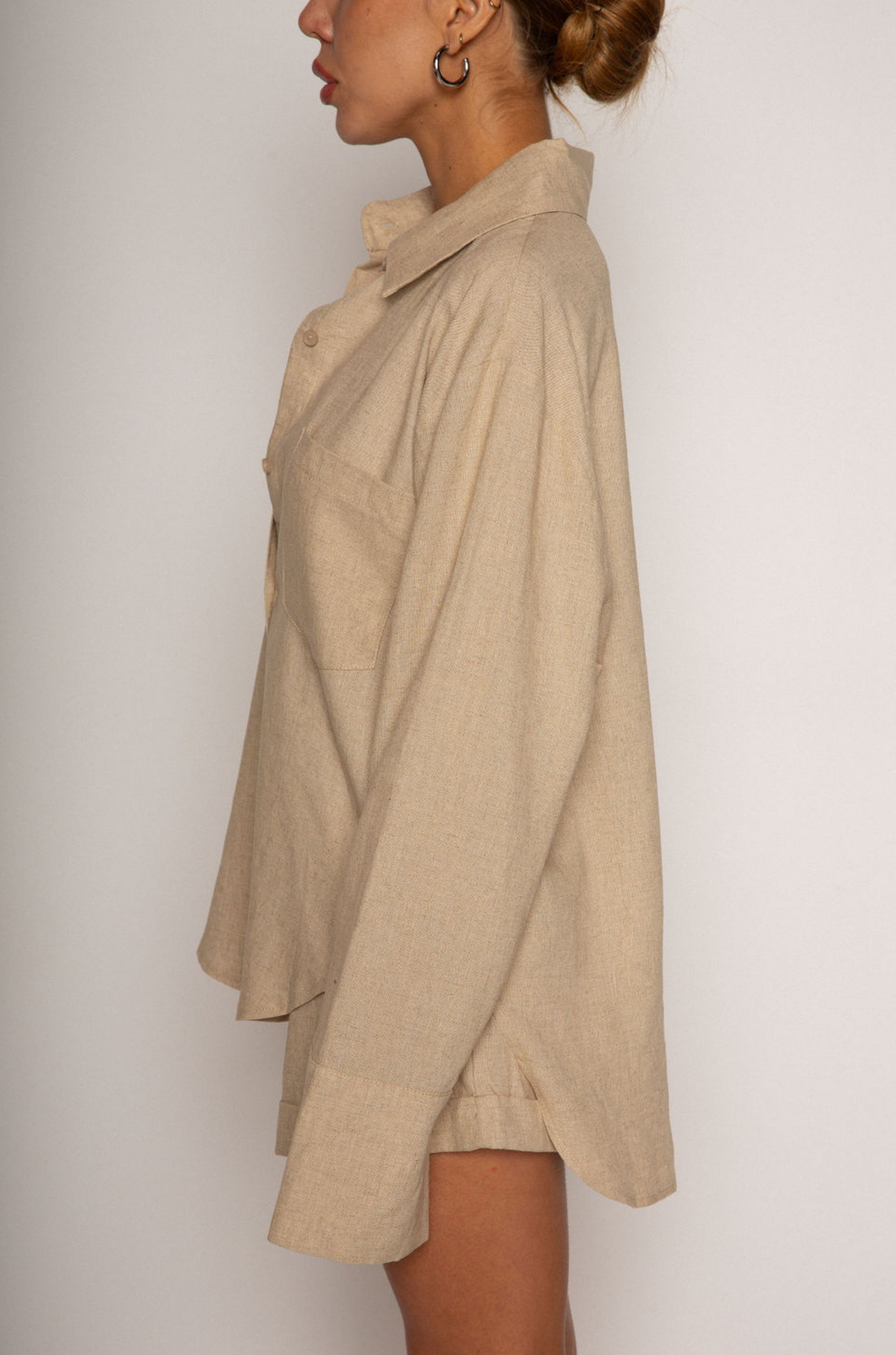 Tan Linen woven long sleeve collared top
Button down closure
Front pocket
Button closure on sleeves
Unlined
Resort lounge wear