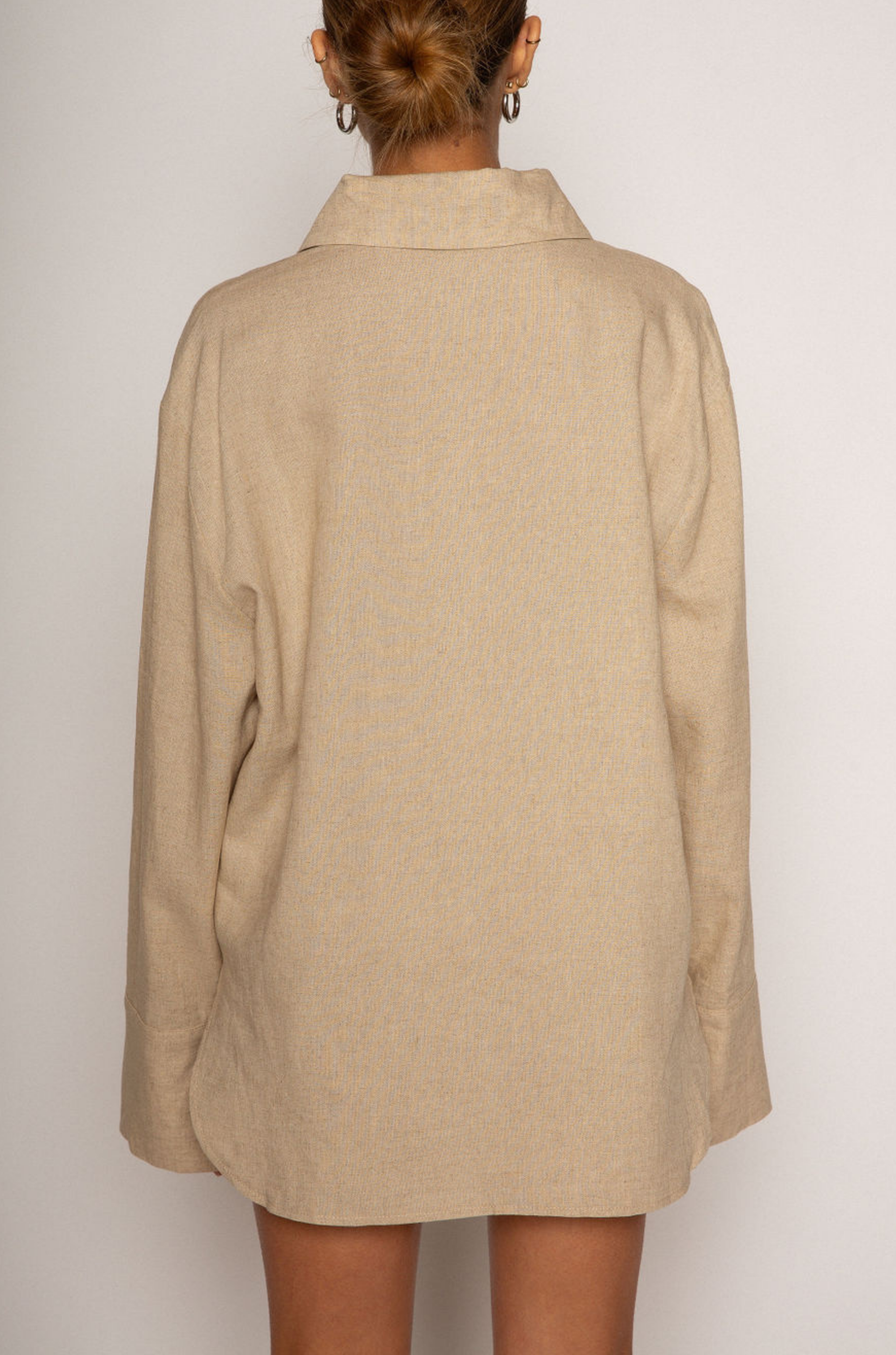 Tan Linen woven long sleeve collared top
Button down closure
Front pocket
Button closure on sleeves
Unlined
Resort lounge wear
