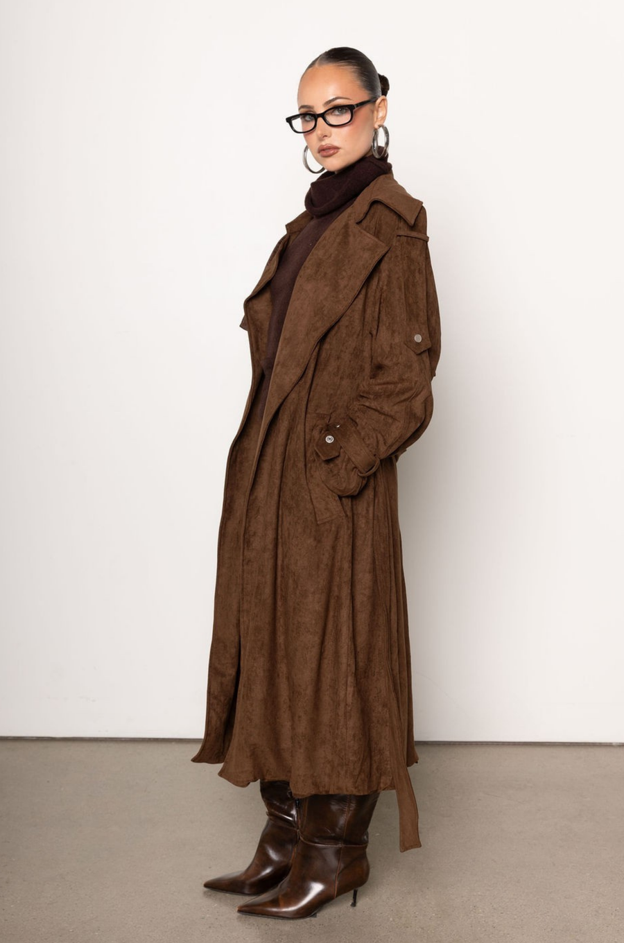 brown Faux suede long long trench coat
Collared
Adjustable waist tie
Back slit
Lined
brown suede trench coat
fall jacket
fall coat
fall outfit