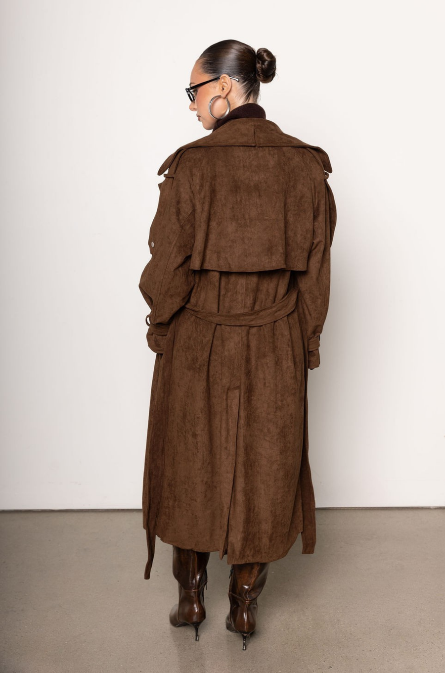 brown Faux suede long long trench coat
Collared
Adjustable waist tie
Back slit
Lined
brown suede trench coat
fall jacket
fall coat
fall outfit