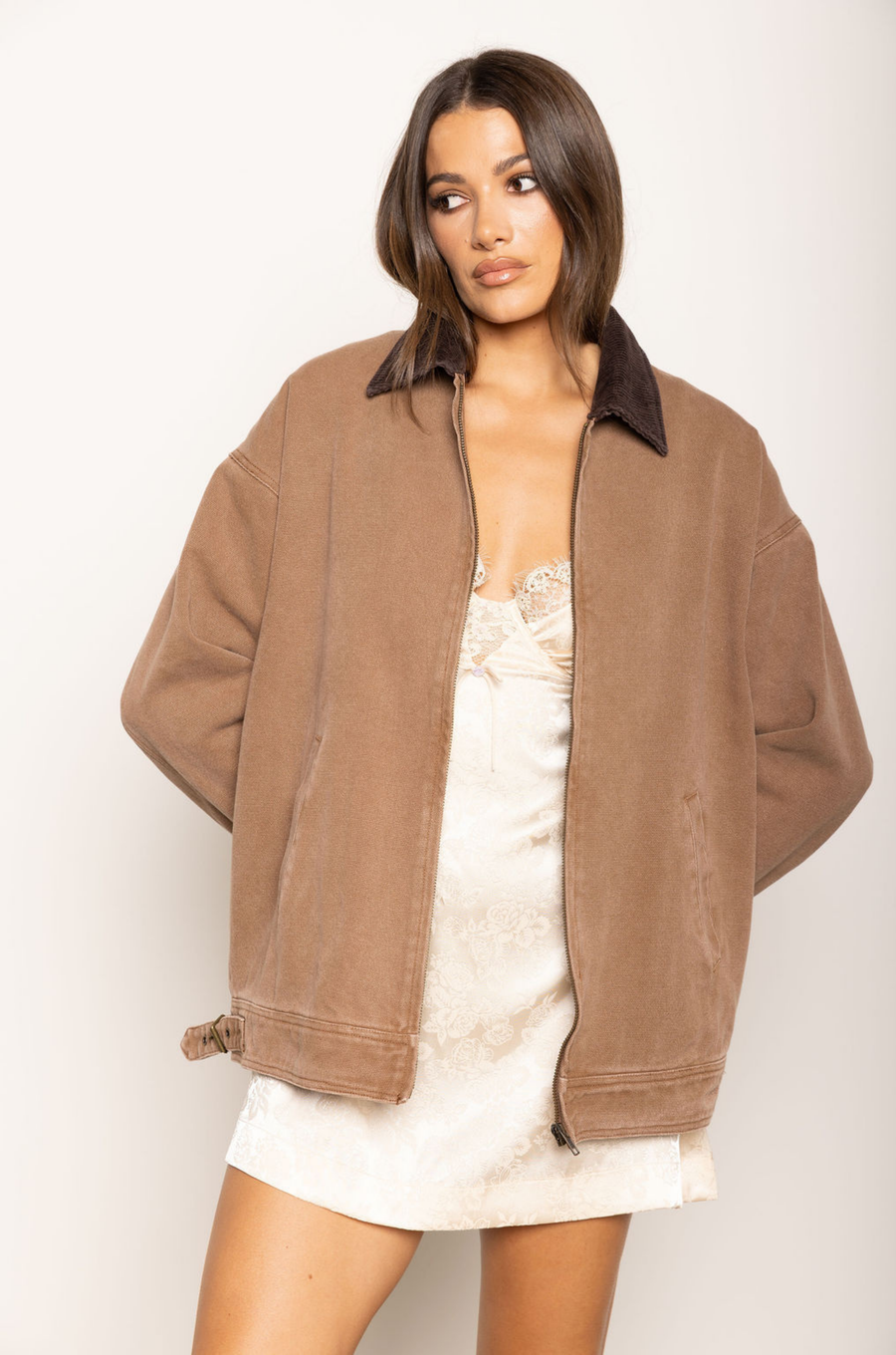 Canvas barn jacket
Corduroy collar
Zip up closure
Side pockets
Lined
brown barn jacket