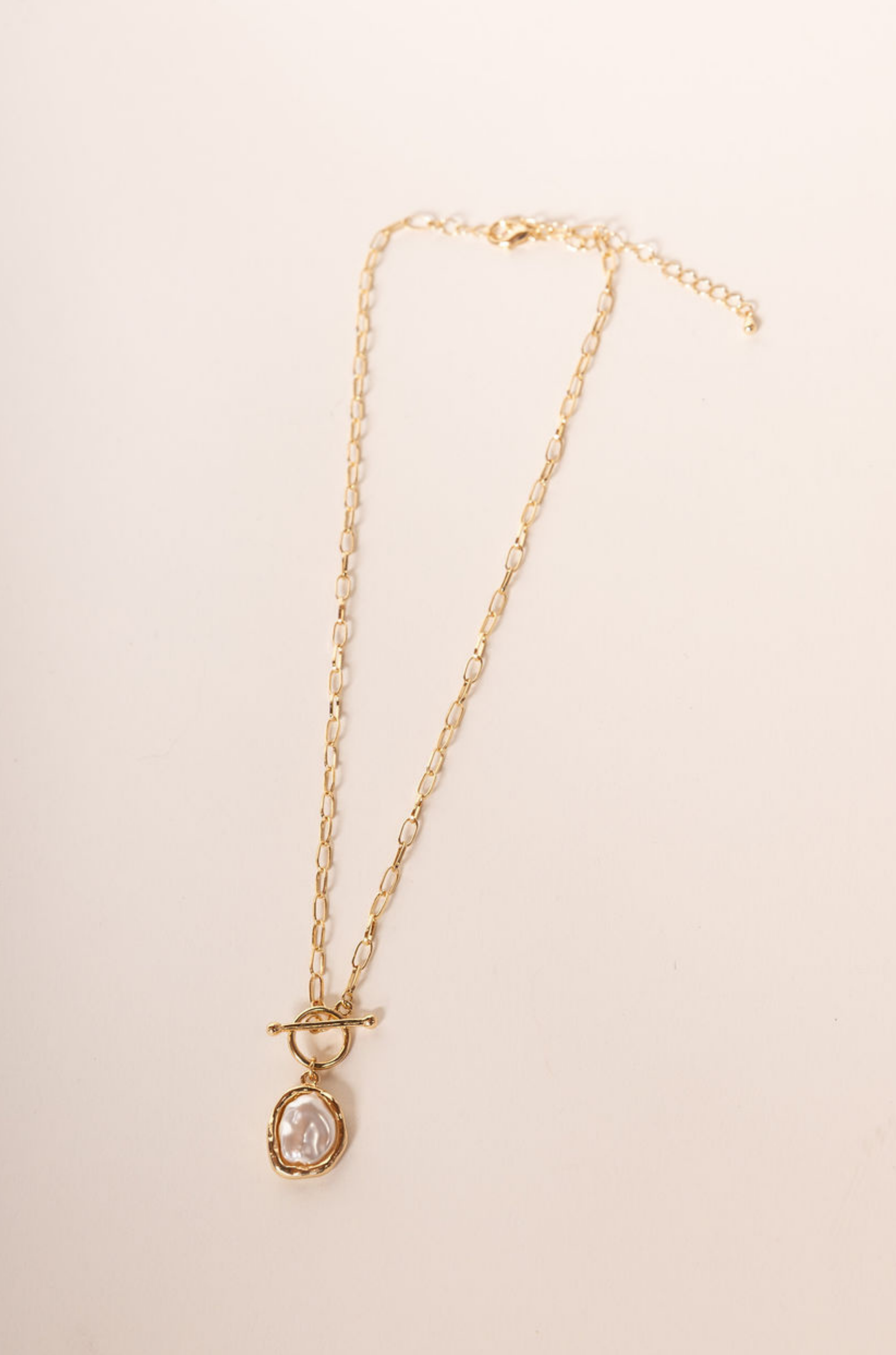 gold Organic pearl pendent chain necklace
Lobster clasp closure
Toggle closure
Synthetic