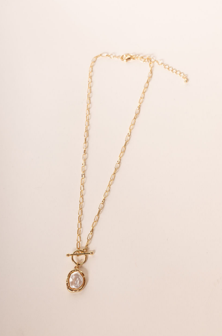 gold Organic pearl pendent chain necklace
Lobster clasp closure
Toggle closure
Synthetic