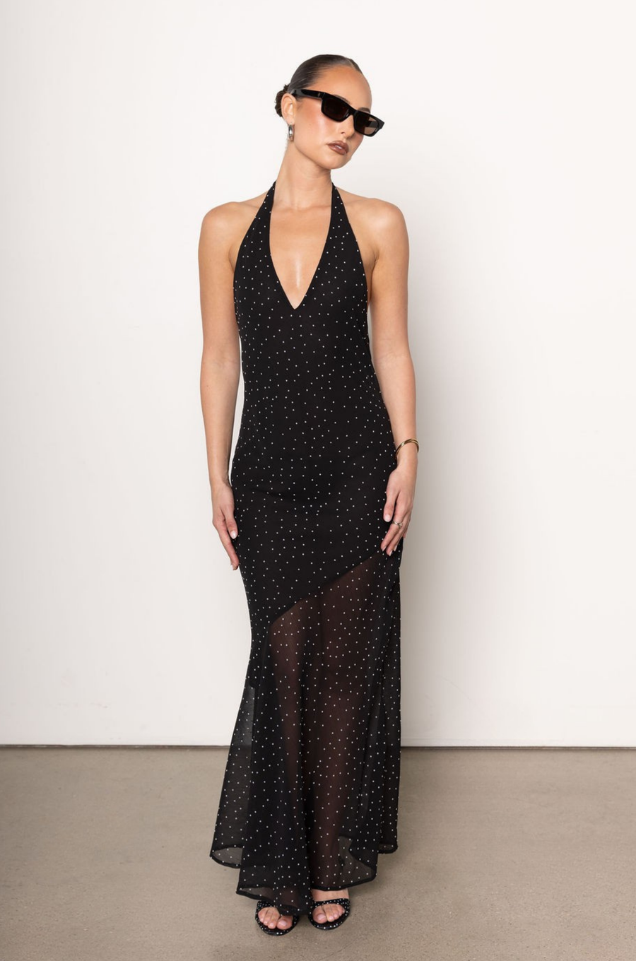 Polka dot halter maxi dress
V-neckline
Adjustable neck tie
Low back
Asymmetrical sheer hemline
Partially unlined/Sheer
black and white polka dot maxi dress
wedding guest dress