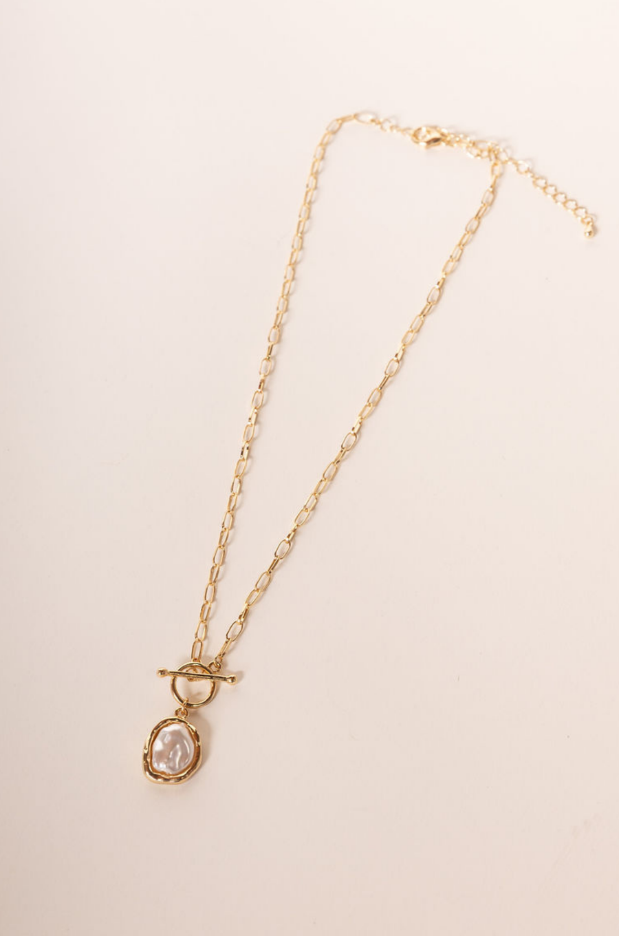 Organic pearl pendent chain necklace
Lobster clasp closure
Toggle closure
Synthetic