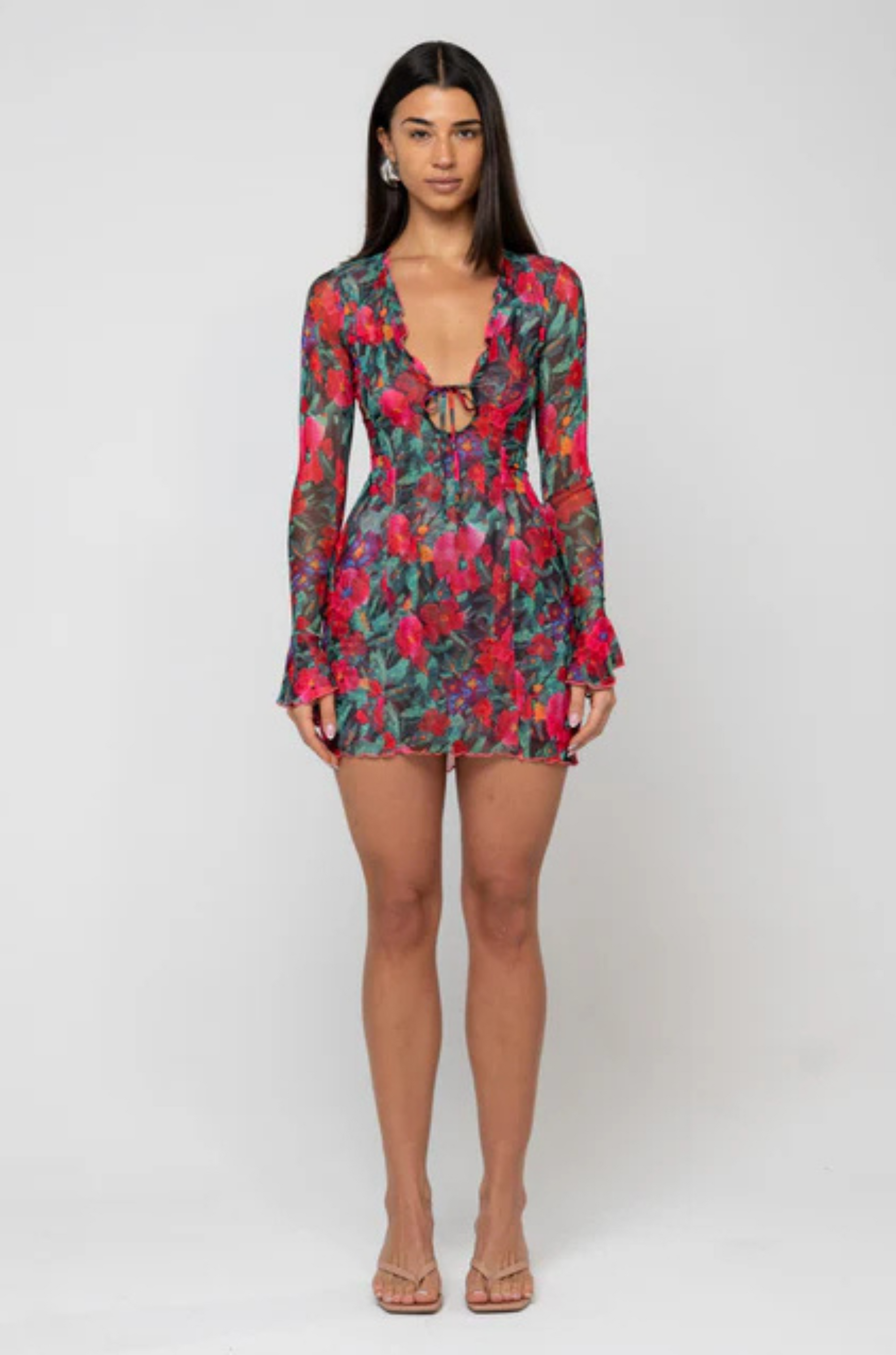 Floral printed long sleeve mini dress
Ruffled trim neckline
Tie front detail
Deep v neckline tie keyhole
Lined
Polyester/Spandex