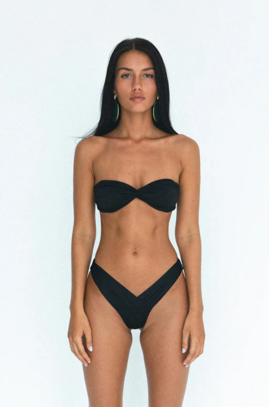 black Knit bandeau bikini top
Front twist detail
Fully lined
Crafted from a Brazilian supplex nylon blend
Glossy, ultra- soft texture
black bandeau bikini top