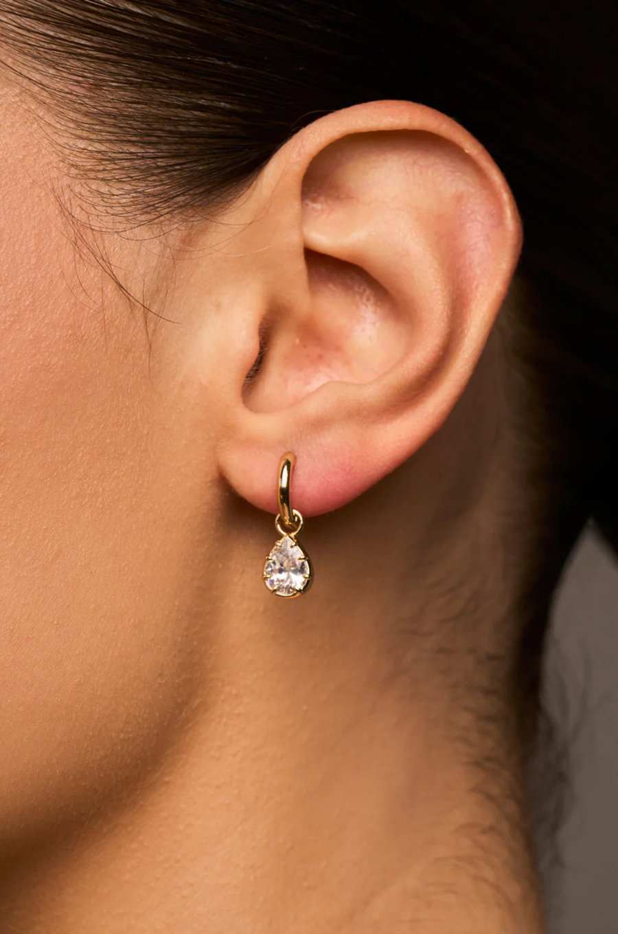 Huggie earrings with cz stone
Available in 14kt gold plated brass or Rhodium plated brass
Stones are white cz and measure 8.0mm x 6.0mm each
Snap Hinge Closure
Sold as a pair
Gold cz stone earrings