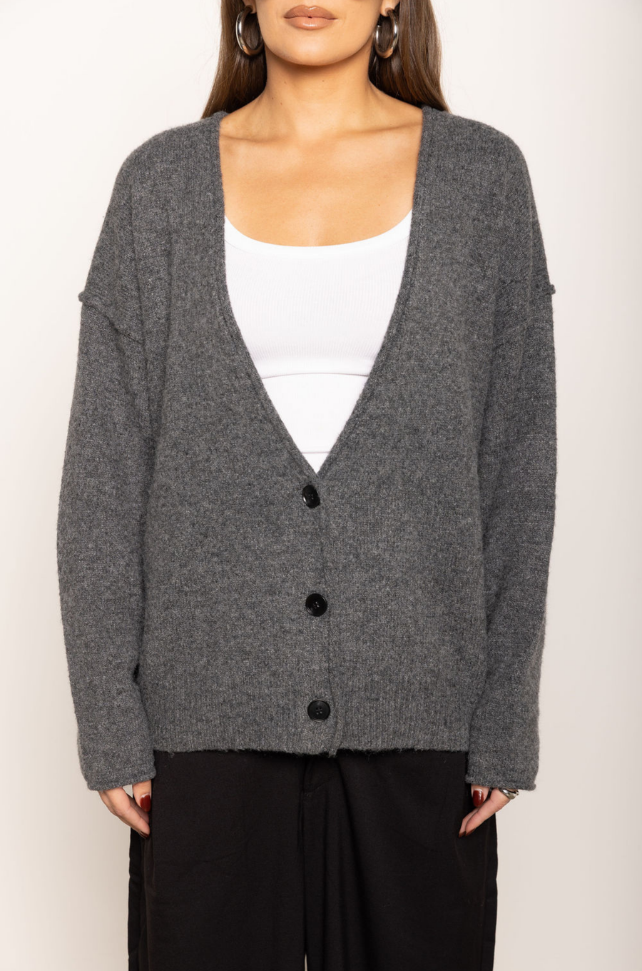 Soft fuzzy knit cardigan
Long sleeve
V-neckline
Button down closure
Unlined
dark grey oversized cardigan
fall outfit
thanksgiving outfit
v neck sweater
v neck cardigan