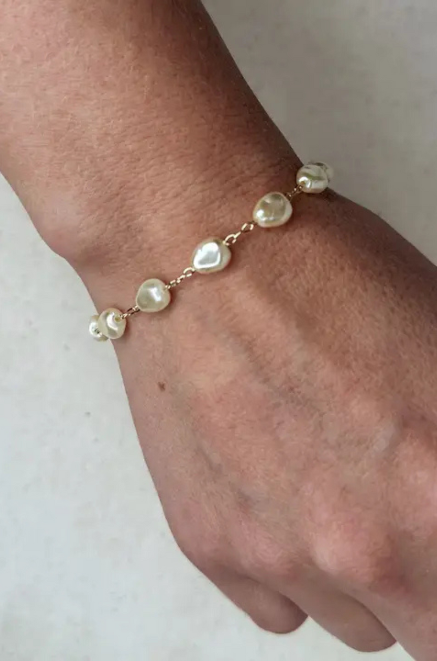Baroque Pearl Bracelet
18k Gold Filled
6x8mm Simulated Baroque Pearls
Length: 6.5 inches with 1" extender
Hypoallergenic&nbsp;