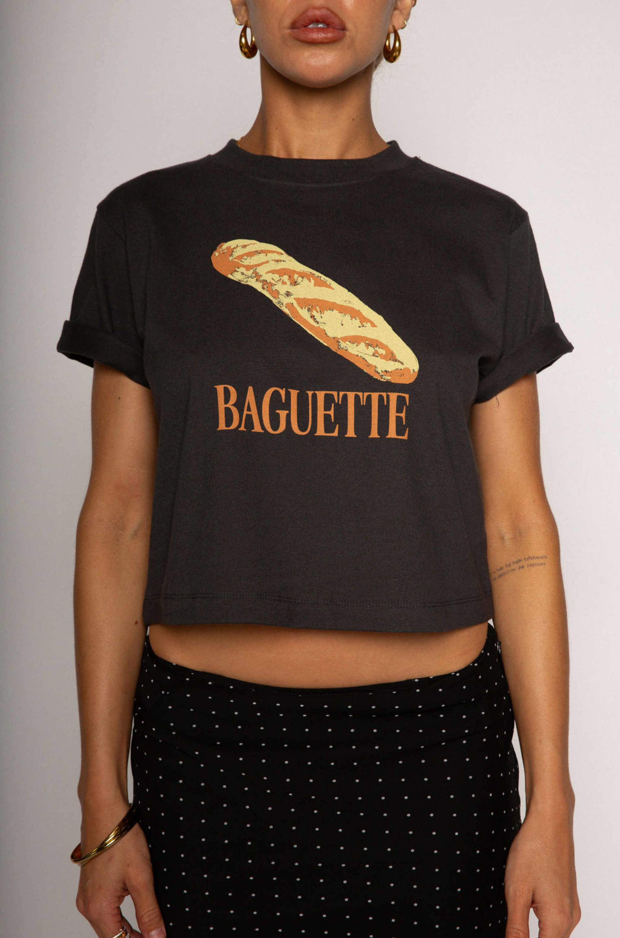 black Graphic printed cropped t-shirt
Crewneck neckline
Short sleeve
Unlined
baguette tee
summer tee
