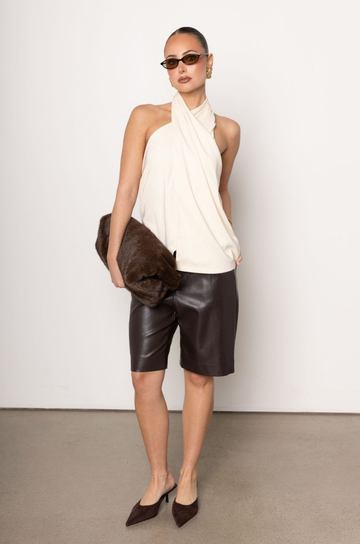 Faux leather shorts/jorts
Button zipper closure
Comes with belt
4 pocket construction
Unlined
brown leather shorts
brown leather jorts
fall outfit
fall shorts