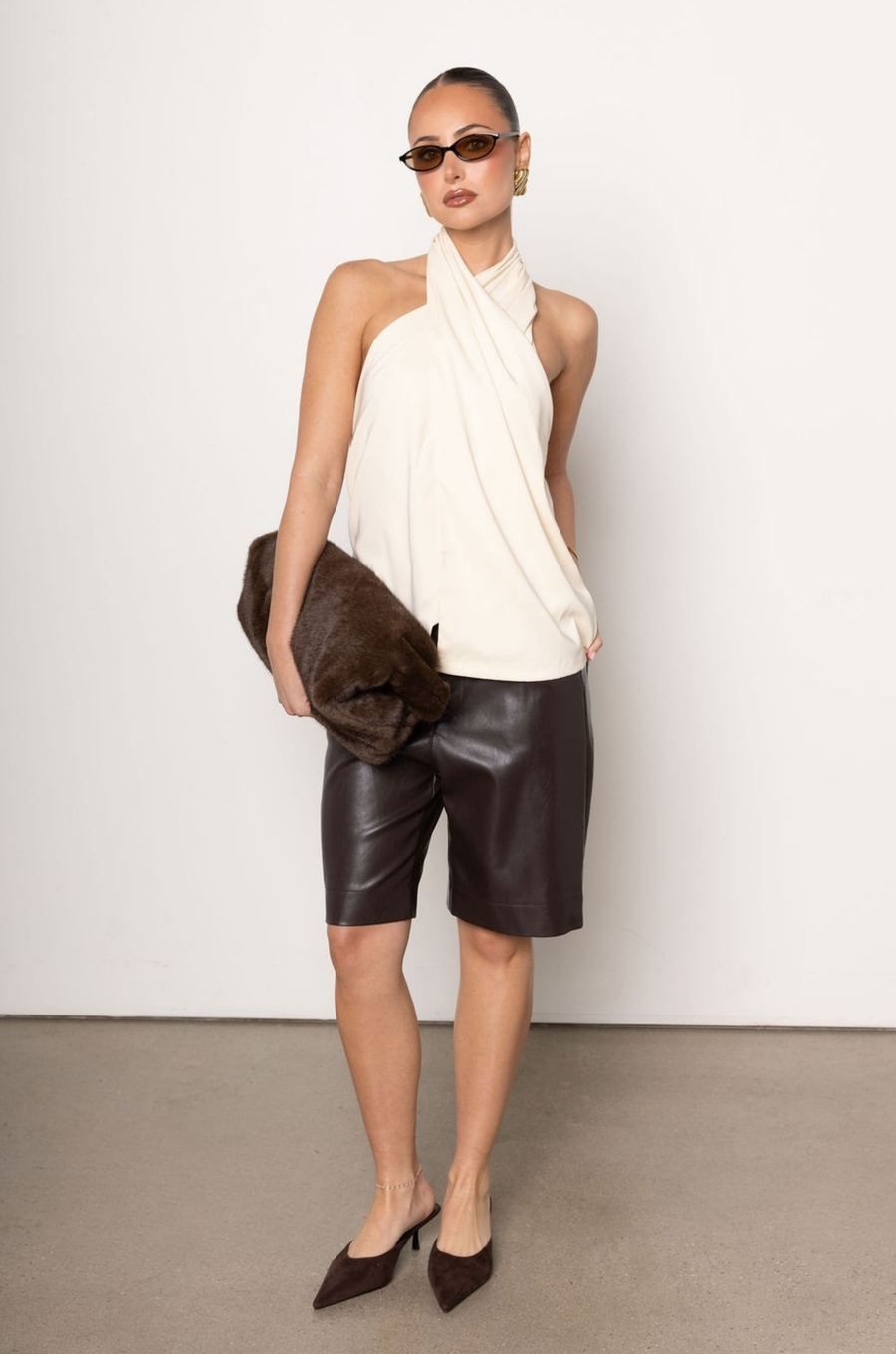 Faux leather shorts/jorts
Button zipper closure
Comes with belt
4 pocket construction
Unlined
brown leather shorts
brown leather jorts
fall outfit
fall shorts