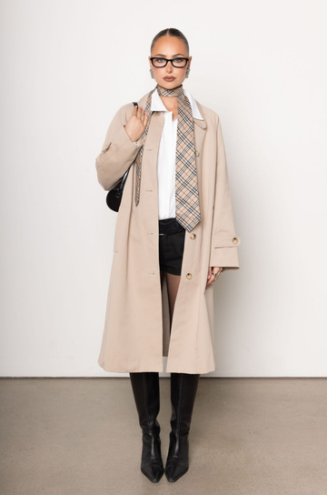 beige Longline trench coat
Pointed collar
Raglan sleeves
Welt pockets
Back slit
Midi-length
Button down closure