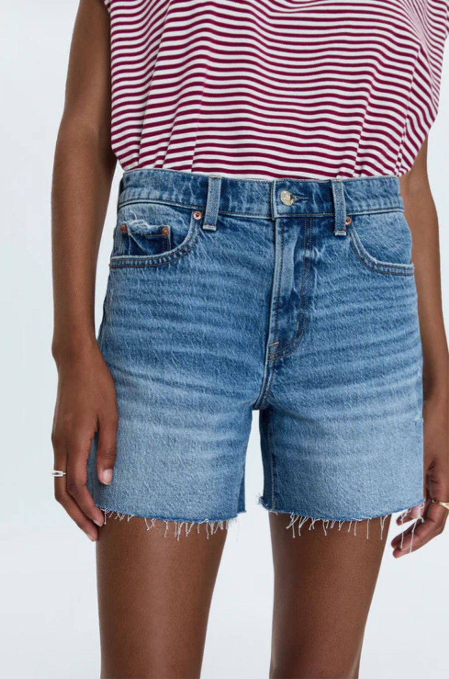 Mid-rise denim short
Medium length
Relaxed fit
Medium blue denim wash
Whiskering and a frayed, distressed hem