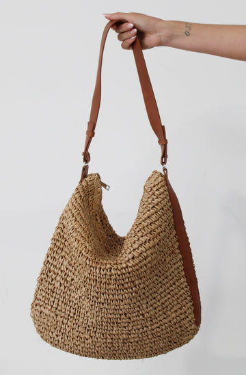 Straw woven bag. Vegan leather adjustable strap. Top zipper closure. Inner pockets. Fully lined.&nbsp;