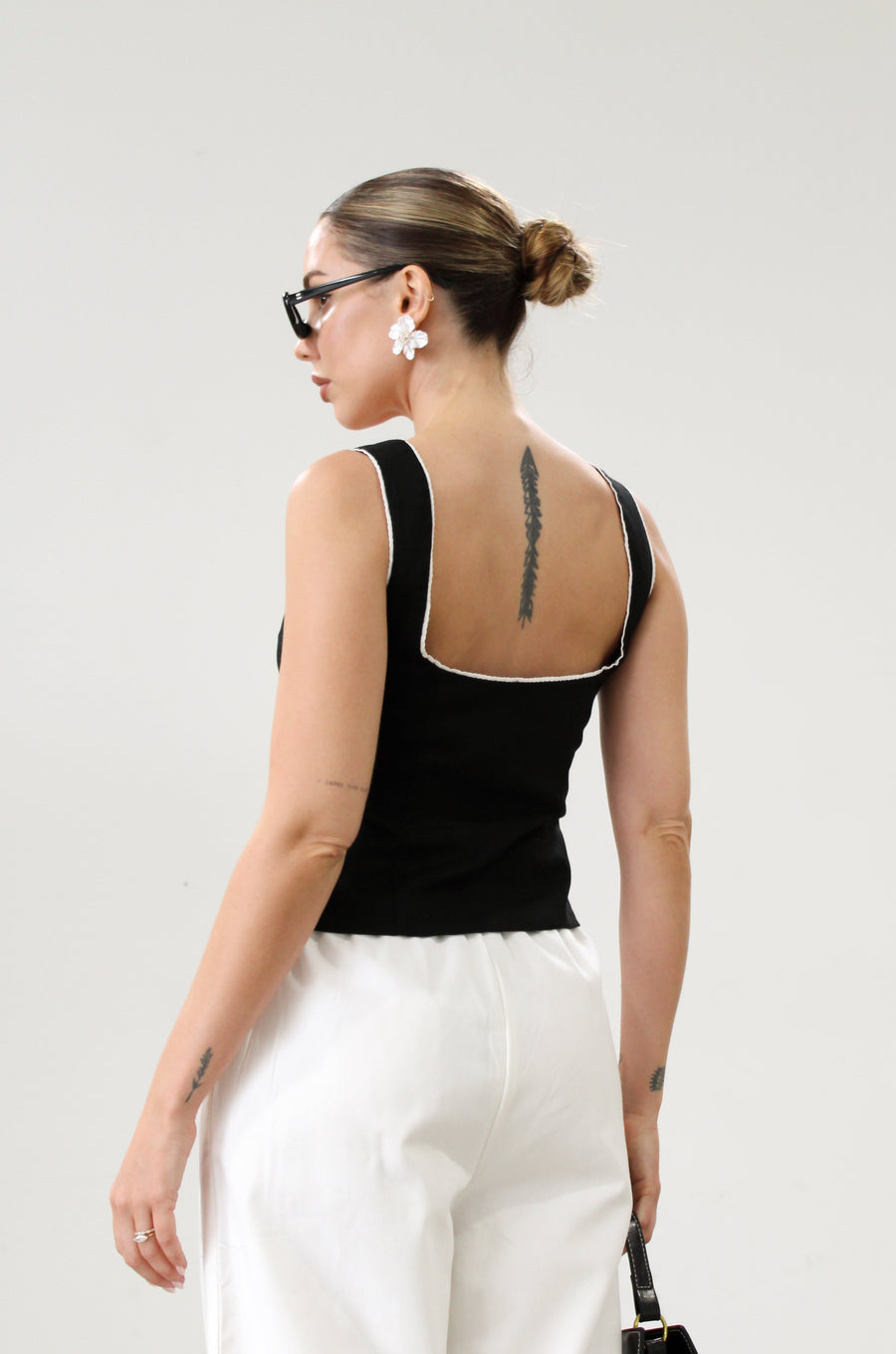Woven crop top. Fixed straps. Front lace up closure. Side hook and eye and zipper closures. Fully line. black tank top. black top with white outline. summer top. top for summer. going out top. european summer aesthetic