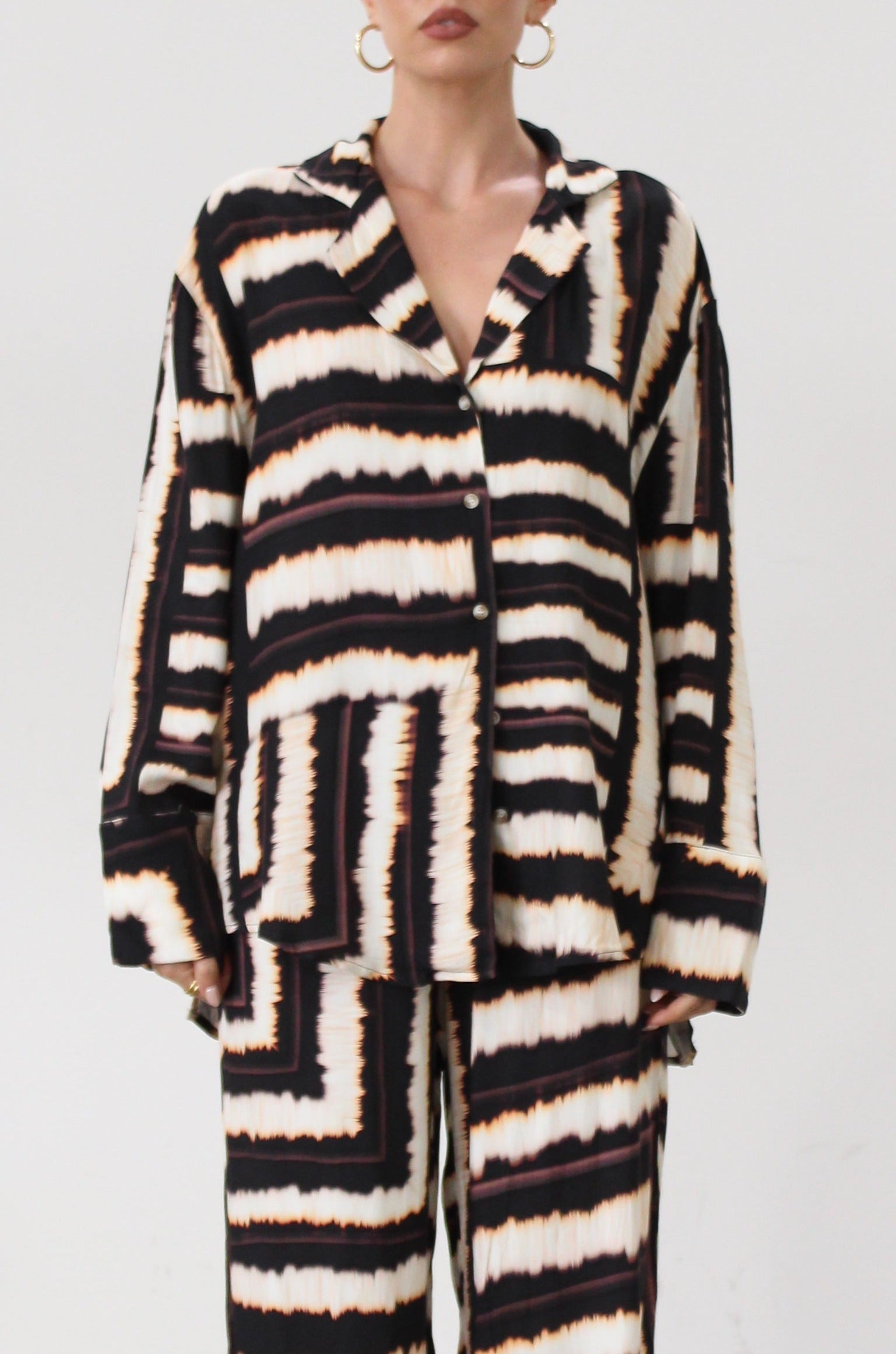 Printed woven shirt. Collar neckline. Long sleeves. Front button down closures. Side slits. Unlined. matching set. lounge set. throw on set. set for vacation.