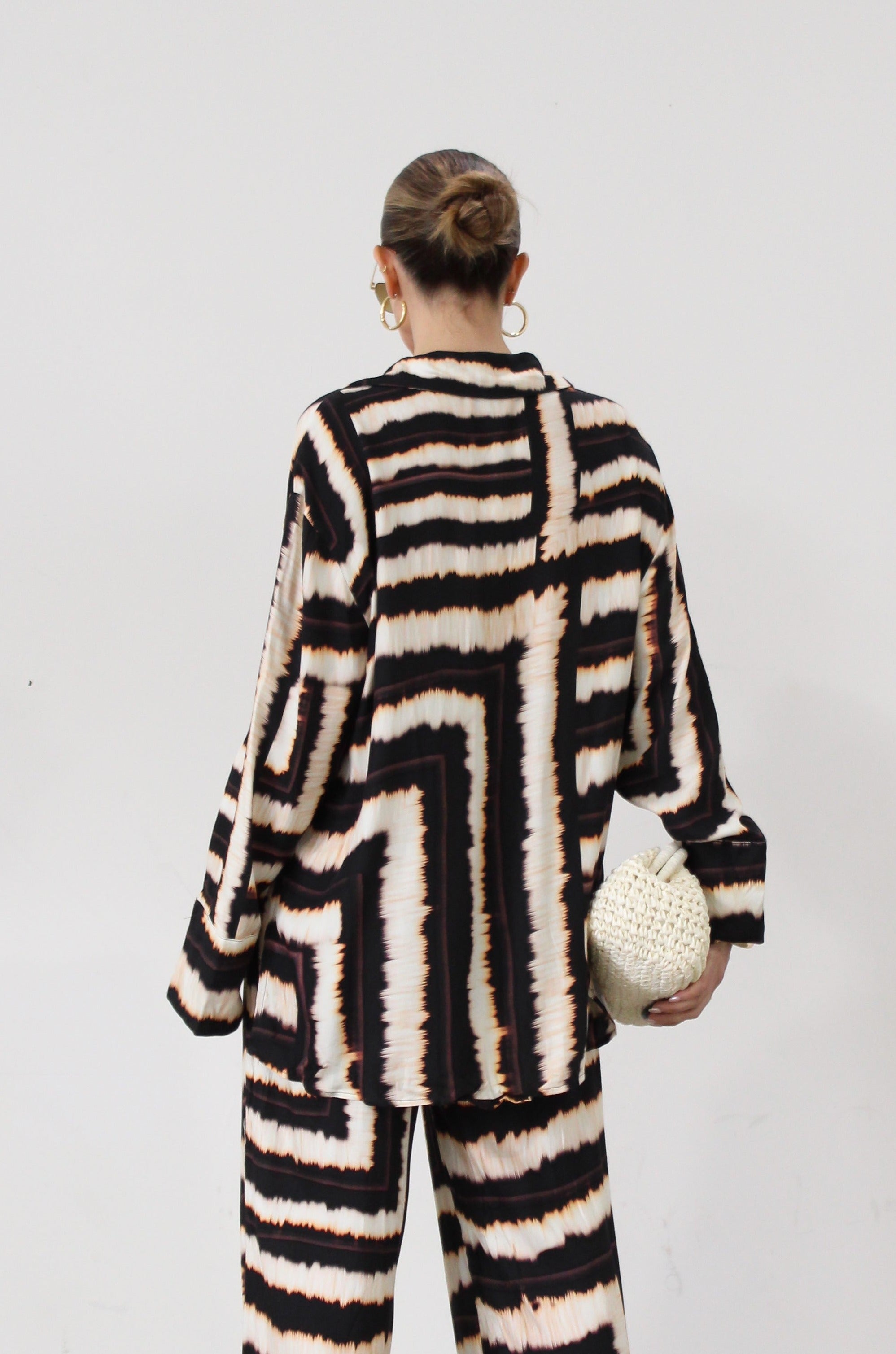 Printed woven shirt. Collar neckline. Long sleeves. Front button down closures. Side slits. Unlined. matching set. lounge set. throw on set. set for vacation.