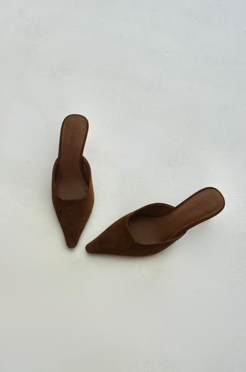 Suede kitten heel
Slide on design
Pointed toe
tan suede heel
camel suede heel
brown suede heel