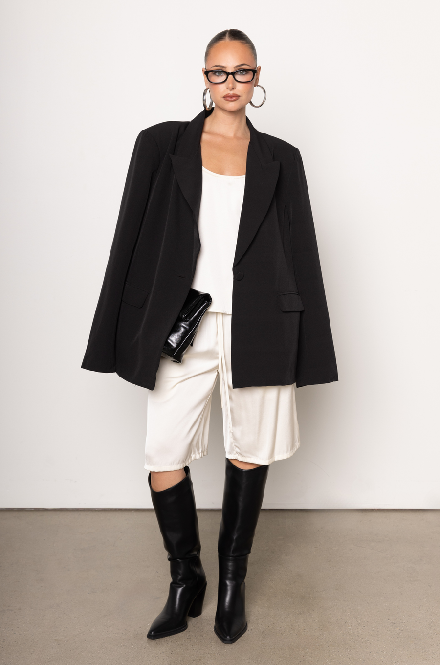 Satin longline shorts/jorts
Adjustable drawstring
Elastic waistband
Side pockets
Unlined
cream ivory satin long line shorts
cream ivory satin jorts