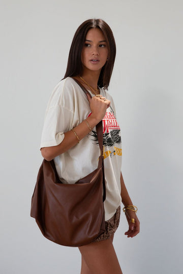 Shoulder bag. Adjustable belt strap. Inner zipper pocket. brown leather bag