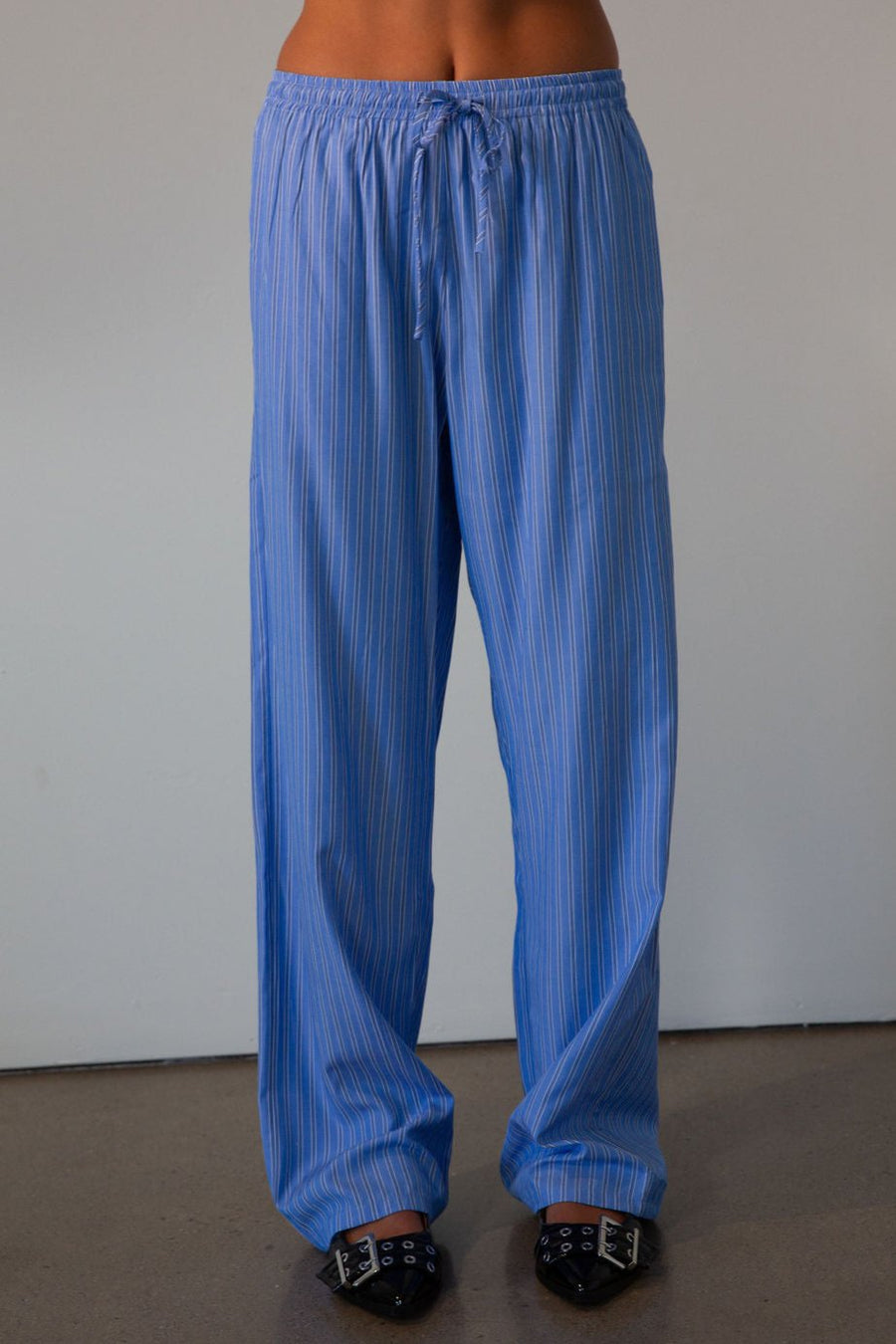 Striped woven pants. Elastic waistband with drawstring closure. Side pockets. Unlined. blue boxer pants. fall outfit. cute loungewear. 