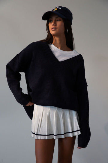 Pleated knit skirt. Elastic waistband. Shorts lining. white skirt. tennis skirt. fashion tennis skirt. preppy skirt. preppy outfit. fall outfit