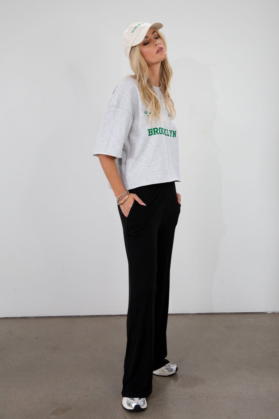 Ribbed knit pants. Elastic waistband. Side pockets. Unlined. black lounge pant
