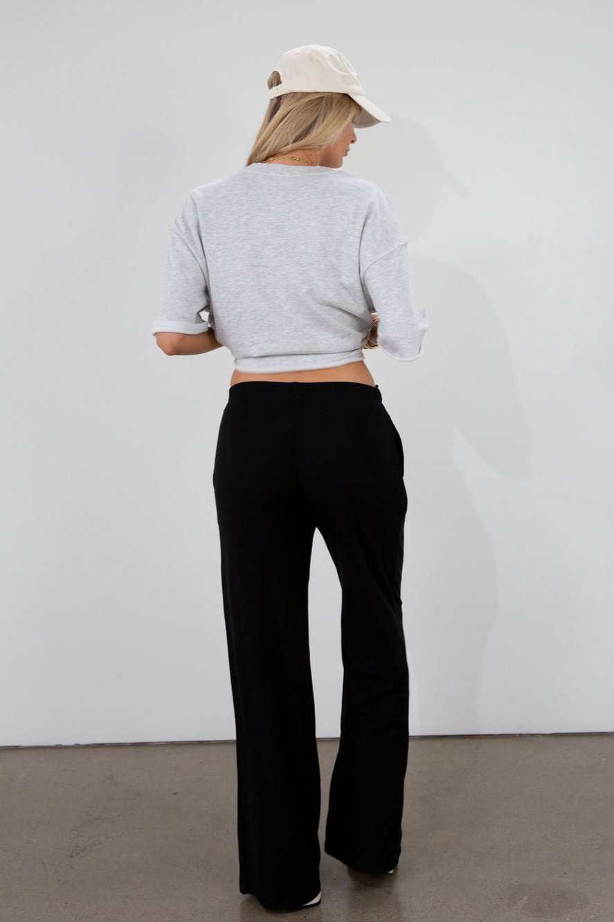 Ribbed knit pants. Elastic waistband. Side pockets. Unlined. black lounge pant