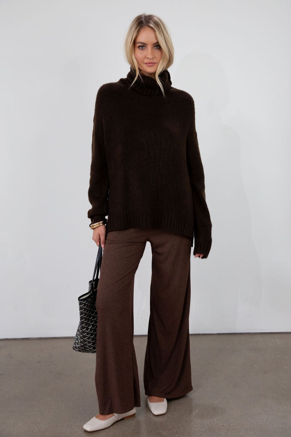 Ribbed knit pants. Elastic waistband. Side pockets. Unlined. brown slounchy pants. cute casual pant. fall outfit.