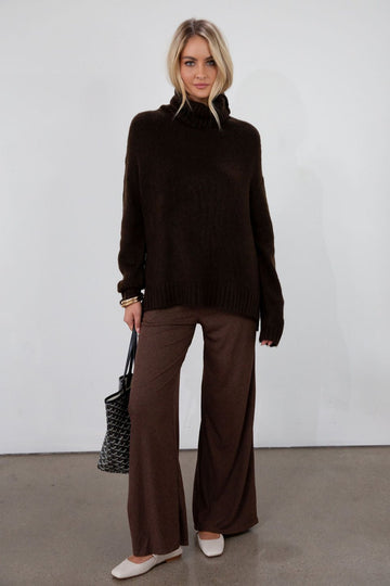 Ribbed knit pants. Elastic waistband. Side pockets. Unlined. brown slounchy pants. cute casual pant. fall outfit.
