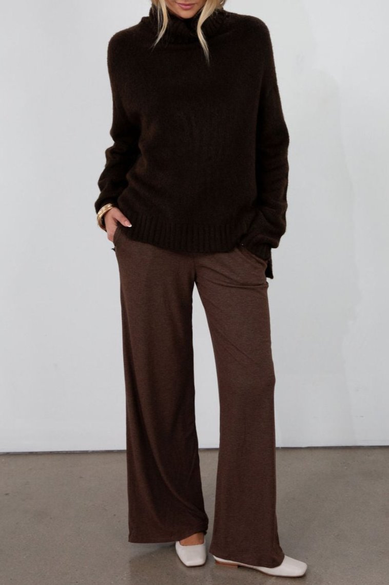 Ribbed knit pants. Elastic waistband. Side pockets. Unlined. brown slounchy pants. cute casual pant. fall outfit.