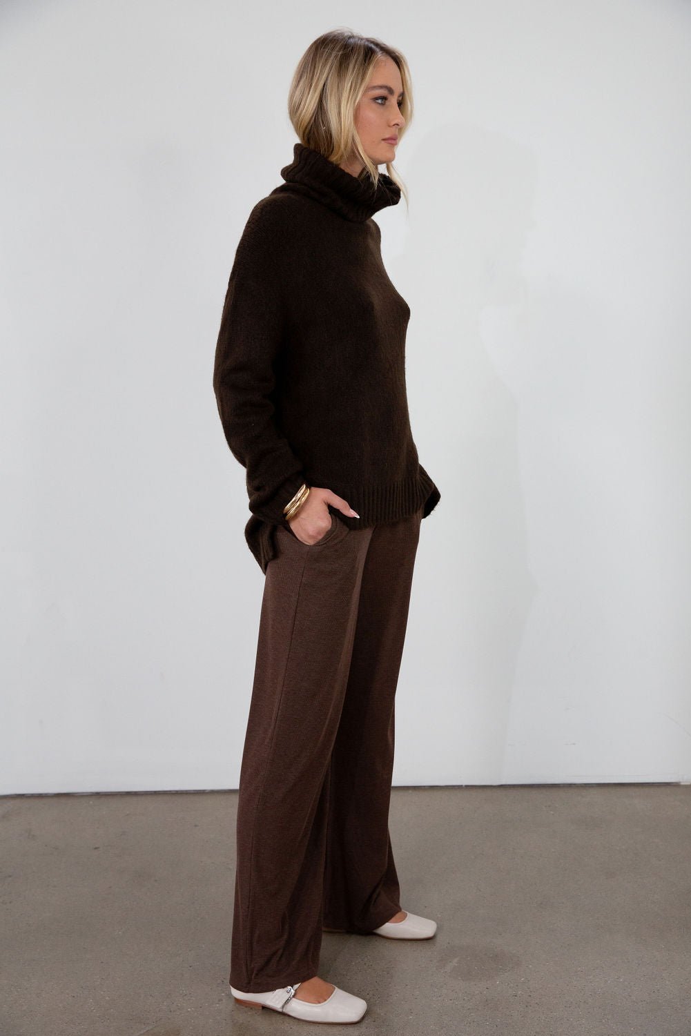 Ribbed knit pants. Elastic waistband. Side pockets. Unlined. brown slounchy pants. cute casual pant. fall outfit.