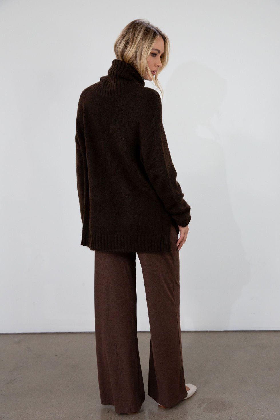 Ribbed knit pants. Elastic waistband. Side pockets. Unlined. brown slounchy pants. cute casual pant. fall outfit.