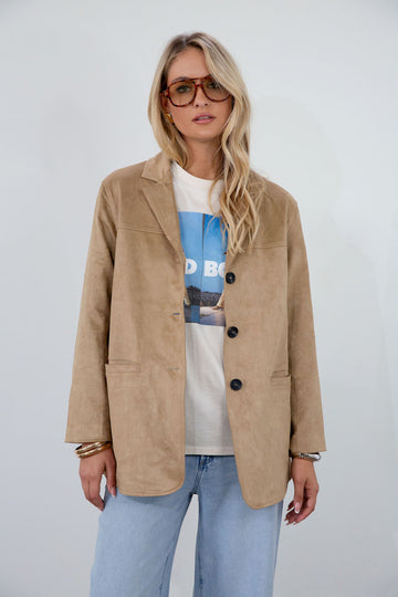 Vegan suede single breasted jacket. Collar neckline. Front button down closure. Front pockets. Back slit. Fully lined. faux suede blazer jacket. fall jacket. fall outfit