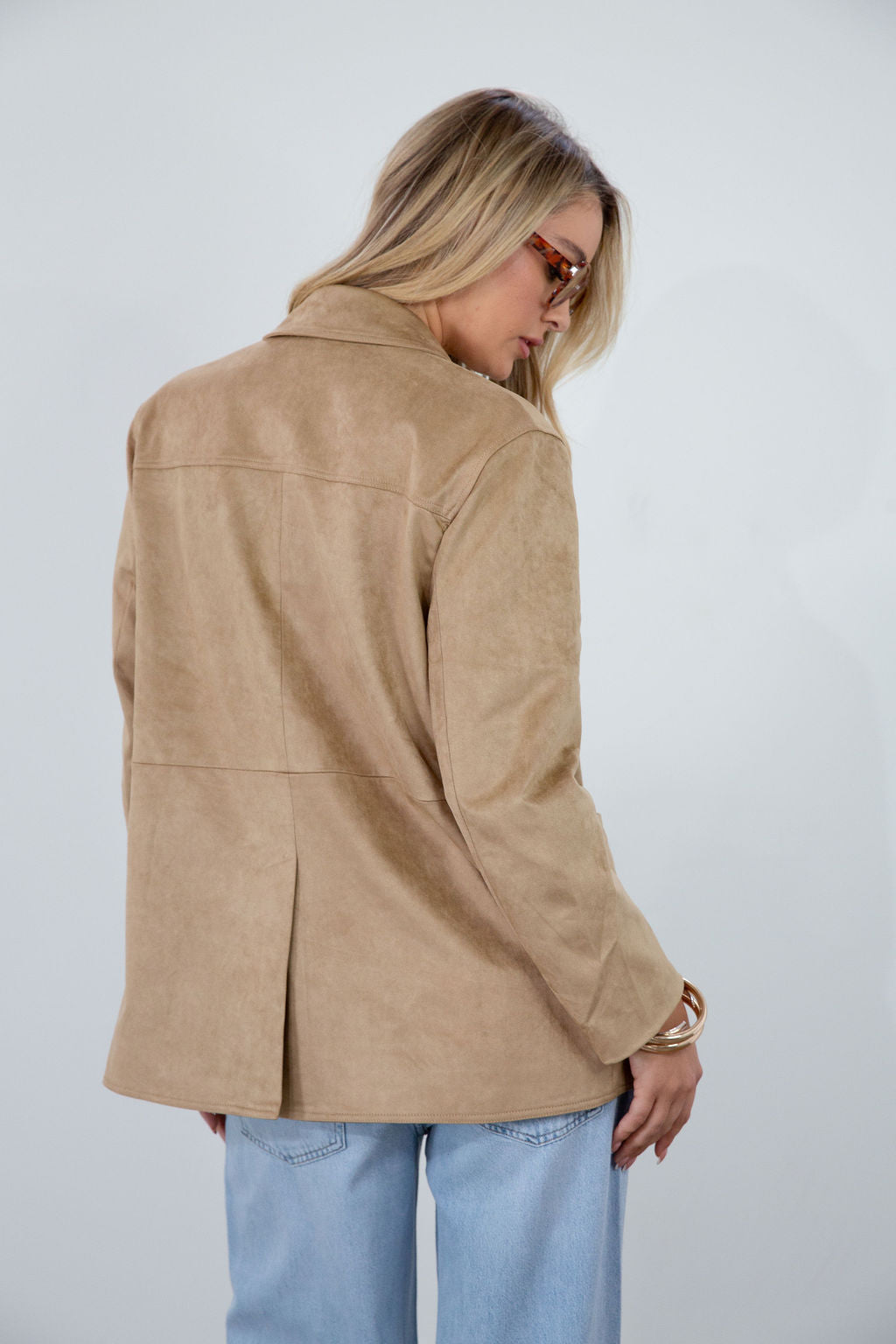 Vegan suede single breasted jacket. Collar neckline. Front button down closure. Front pockets. Back slit. Fully lined. faux suede blazer jacket. fall jacket. fall outfit