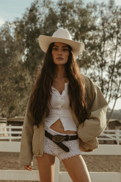 Denim jacket. Collar neckline. Long sleeves. Front zipper closure. Front pockets. Elastic sides. Fully lined. barn jacket. beige barn jacket. ranch shoot